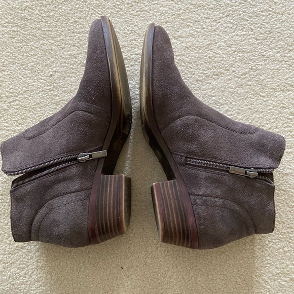 Lucky Brand 🍀Breck Gray Suede Bootie size 9 like new condition, trendy - Picture 3 of 4
